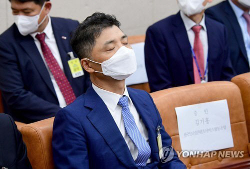 김범수 카카오 창업자가 2021년 10월 7일 국회 산업통상자원중소벤처기업위원회 국정감사에서 눈을 감고 있다.    사진=국회사진기자단